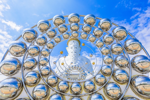 Foto buddha branco no templo de wat phra that pha son kaew em phetchabun tailândia