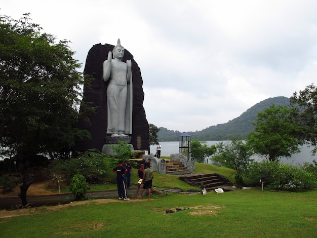 Buddha-Denkmal nahe See, Sri Lanka