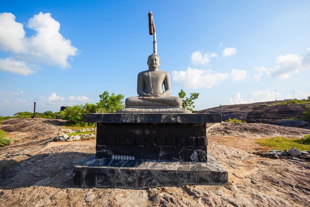 Buddha-Denkmal und -Statue im Buddangala Rajamaha Viharaya-Tempel oder im Buddangala-Kloster. Es ist ein buddhistischer Tempel und ein Kloster in Ampara, Sri Lanka.