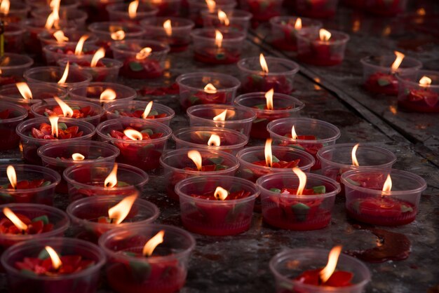 Foto buddha-gebetskerzenlicht und -frieden