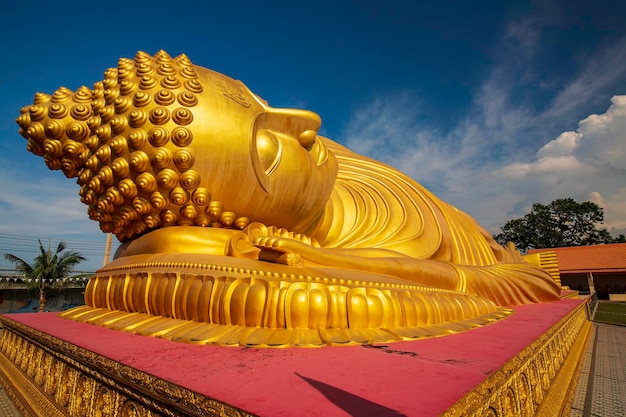 Buddha gold Liegender Buddha Die Lordstatue im buddhistischen Tempel in Thailand