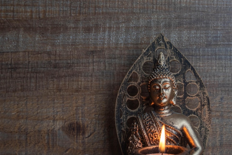 Foto buddha-handwerk mit kerze und edelsteinen