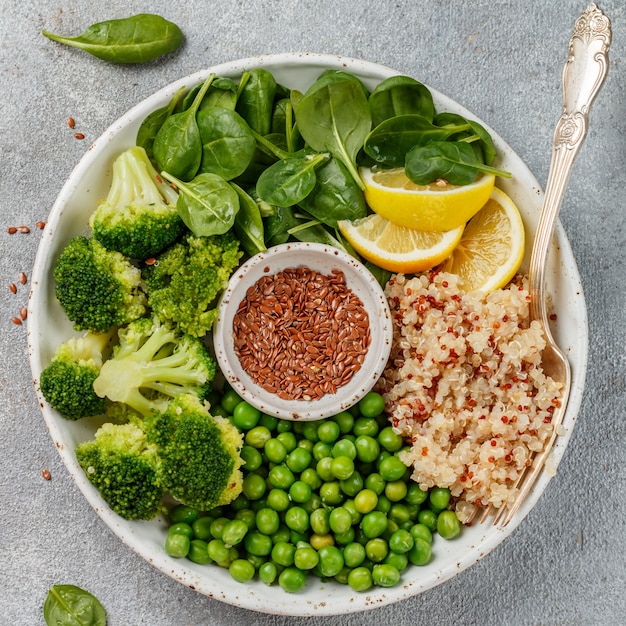 Buddha Schüssel. Quinoa mit Brokkoli, Spinat, Erbsen, Zitrone und Leinsamen mit Olivenöl