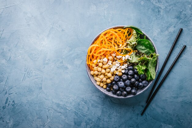 Buddha-Schüssel Salat mit frischem Gemüse