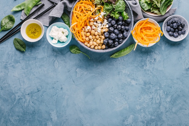 Buddha-Schüssel Salat mit frischem Gemüse