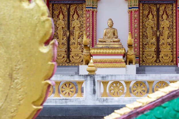 Buddha-Skulptur vor goldenen Details des buddhistischen Tempels Wat Kiri Wongkaram Samui Thailand