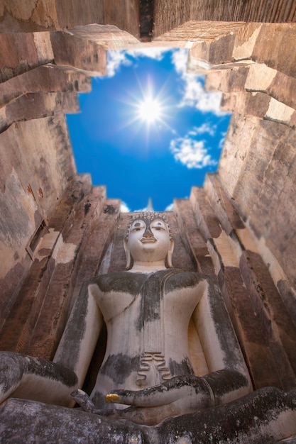 Buddha-Statue am Himmel mit der Sonne tagsüber.