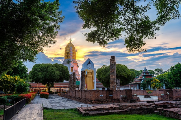 Buddha-Statue bei Sonnenuntergang sind buddhistische Tempel im Wat Phra Si Rattana Mahathat, die umgangssprachlich auch als Wat Yai-Insel bezeichnet wird, ist eine öffentliche Touristenattraktion in Phitsanulok, Thailand.