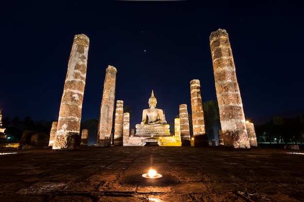 Buddha-Statue bei Wat Mahathat, Buddha-Tempel, in Sukhothai Historical Park, Thailand