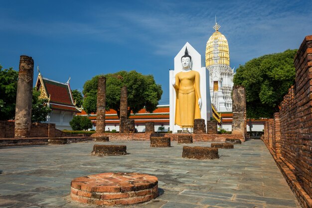 Buddha-Statue bei Wat Phra Si Rattana Mahathat in Phitsanulok Thailand.