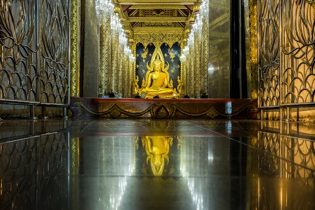 Buddha-Statue bei Wat Phra Si Rattana Mahathat