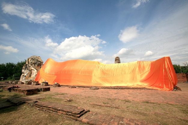 Buddha-Statue, die im Freien liegt