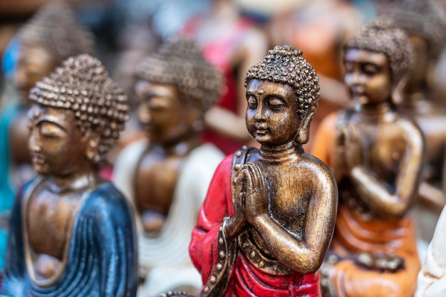 Buddha-Statue Figuren Souvenir zum Verkauf auf dem Straßenmarkt in Bali Indonesien Kunsthandwerk und Souvenirladen aus nächster Nähe