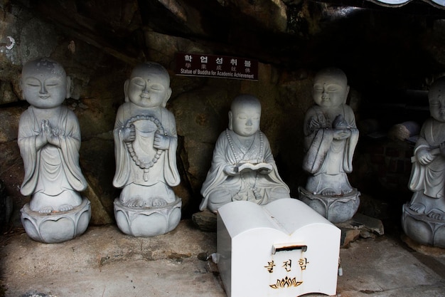 Buddha-Statue für die akademische Errungenschaft des Haedong Yonggungsa-Tempels für koreanische Reisende, die am 18. Februar 2023 in Gijang in Busan oder Pusan Südkorea reisen, respektieren und beten, um ihren Wunsch zu segnen