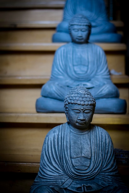 Foto buddha-statue gegen das gebäude