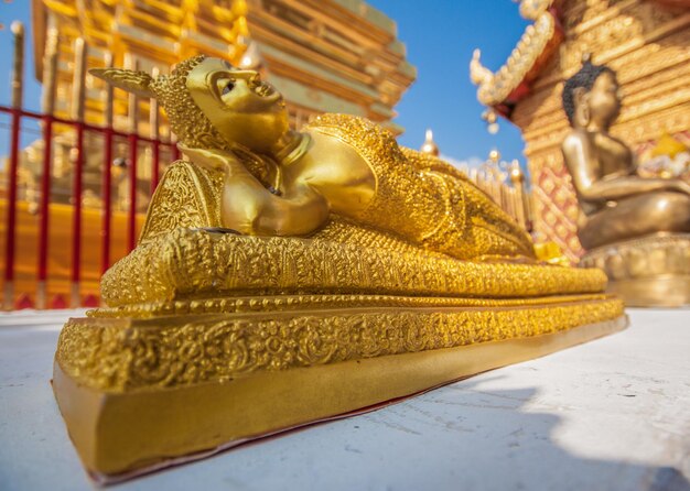 Foto buddha-statue gegen das gebäude