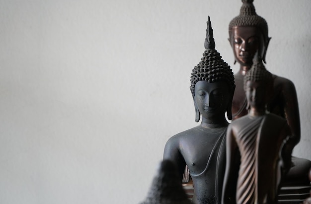 Foto buddha-statue gegen das gebäude