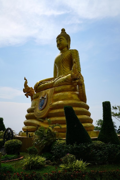 Foto buddha-statue gegen den himmel