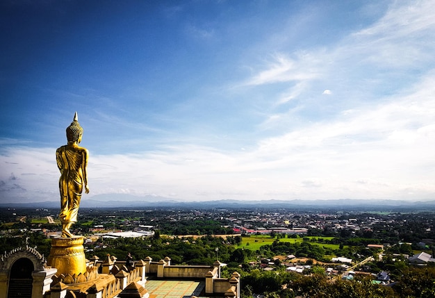 Foto buddha-statue gegen den himmel