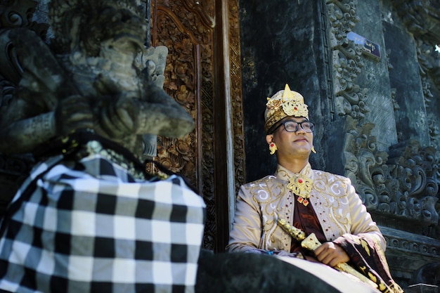 Foto buddha-statue gegen den tempel