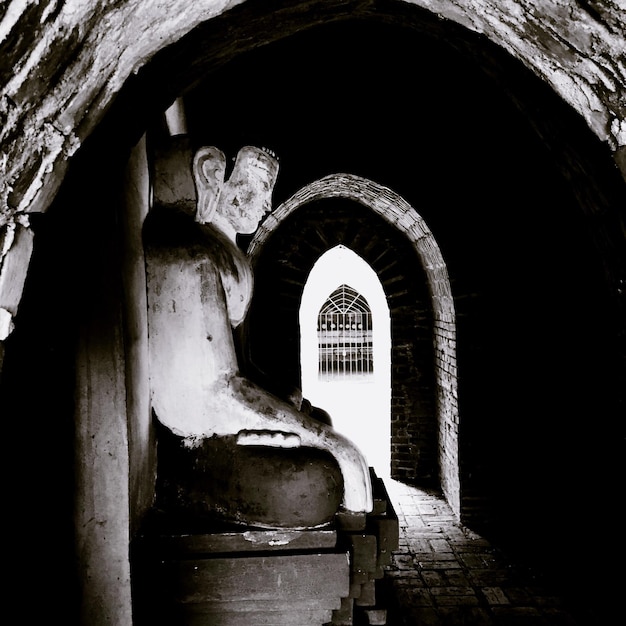 Foto buddha-statue im alten tempel