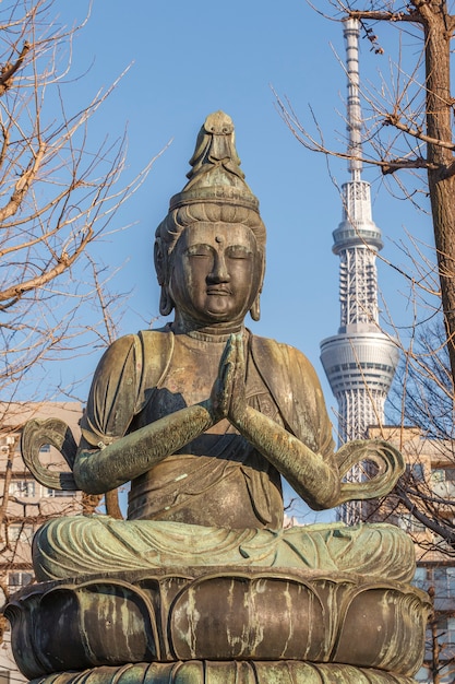 Buddha-Statue im Garten des Sensoji-Tempels in Asakusa