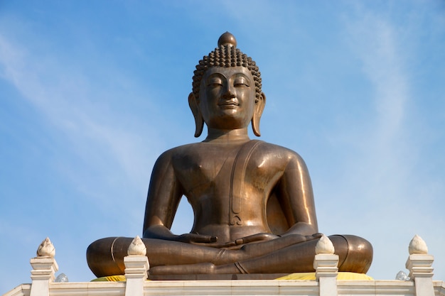 Buddha-Statue im Tempel mit Hintergrund des blauen Himmels.