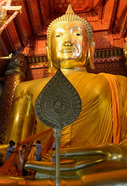 Foto buddha-statue im tempel