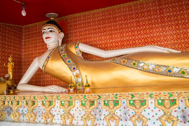 Foto buddha-statue im tempel