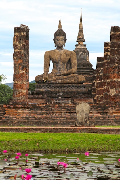 Buddha-Statue im Wat Mahathat in Sukhothai