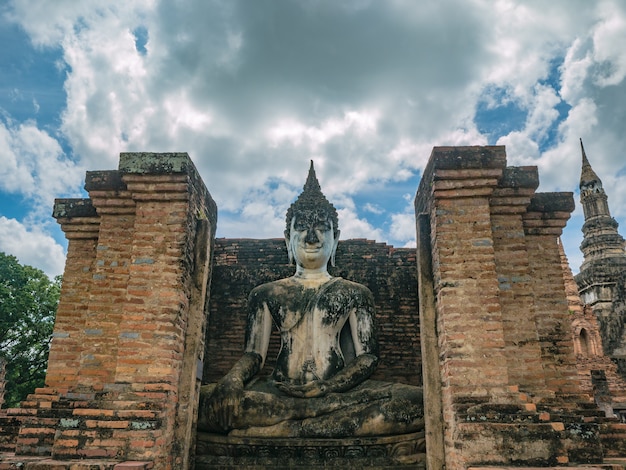 Buddha-Statue im Wat Mahathat-Tempelbereich im historischen Park Sukhothai
