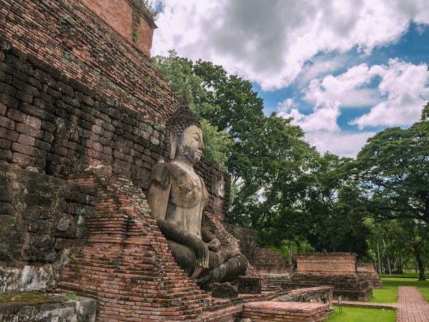 Buddha-Statue im Wat Mahathat-Tempelbereich im historischen Park Sukhothai