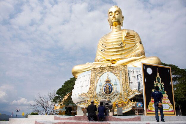 Buddha-Statue im Wat Phra Mahathat Chedi Pakdee Prakard Gelegen auf dem obersten Hügel des North BanKrut Beach in Prachuap Khiri Khan Thailand