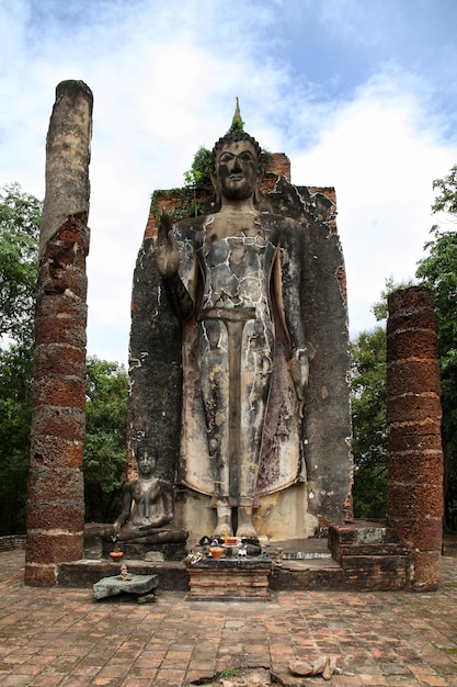 Buddha-Statue im Wat Saphan Hin in Sukhothai