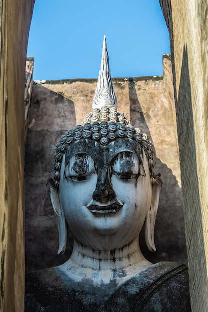 Foto buddha-statue im wat-tempel schöner tempel im historischen park thailand