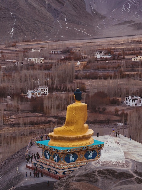 Buddha-Statue in der Landschaft