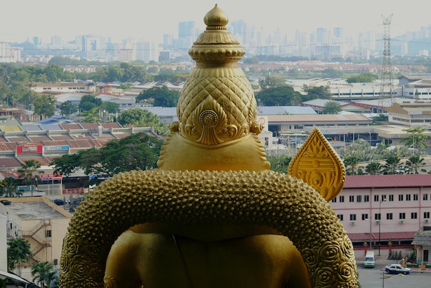 Buddha-Statue in der Stadt gegen den Himmel