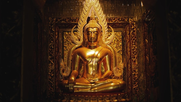 Buddha-Statue mit geschlossenen Augen im Tempel