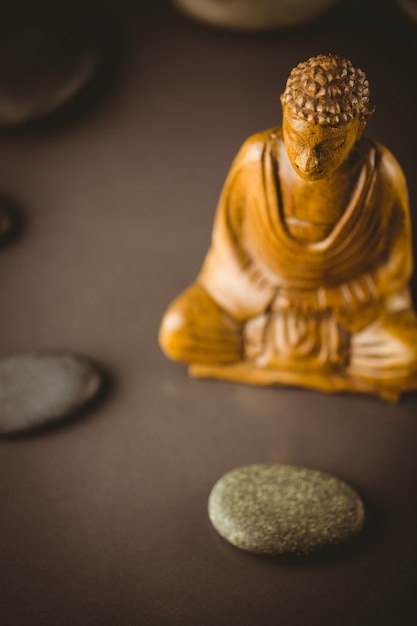 Buddha-Statue mit Steinkreis