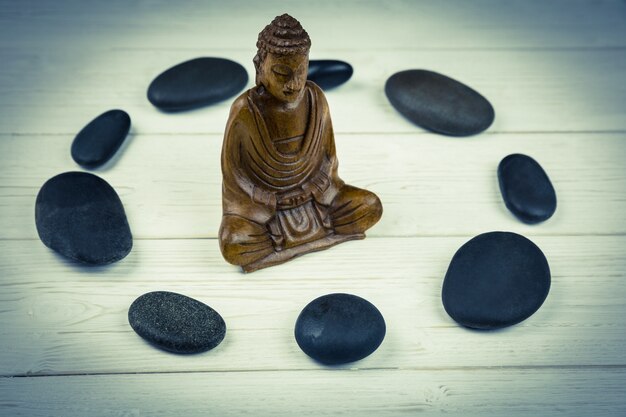 Foto buddha-statue mit steinkreis