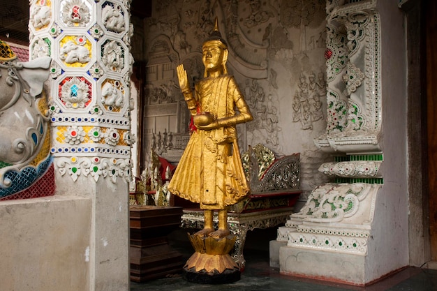 Buddha-Statue und wunderschönes Statuengebäude für thailändische Reisende besuchen und respektieren den betenden Segen mit der Anbetung des heiligen Geheimnisses im Wat Ming Mueang oder Ming Muang Tempel in Chiang Rai Thailand