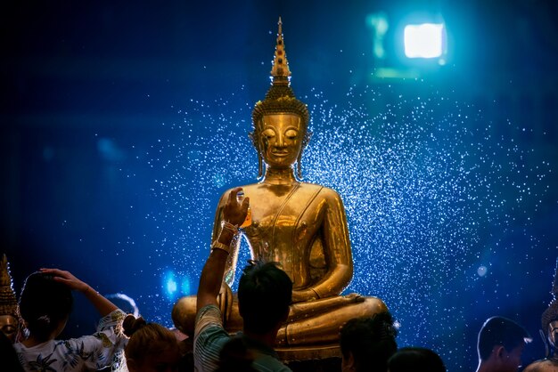 Buddha-Statue Wasserzeremonie in Songkran Festival