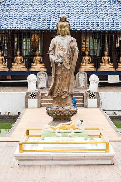 Foto buddha-statuen im buddhistischen tempel seema malaka am beira-see, colombo, sri lanka. seema malaka ist ein teil des gangaramaya-tempels.