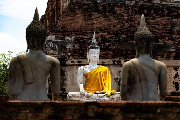 Buddha-Statuen im buddhistischen Tempel Wat Yai Chai Mongkhon in Phra Nakhon Si Ayutthaya, Thailand