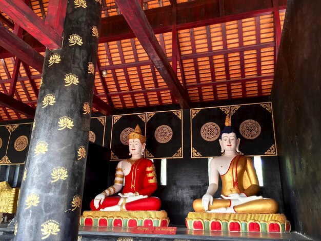 Foto buddha-statuen im tempel