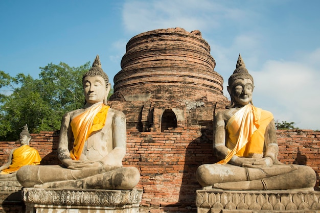 Buddha-Statuen vor dem Tempel vor dem blauen Himmel