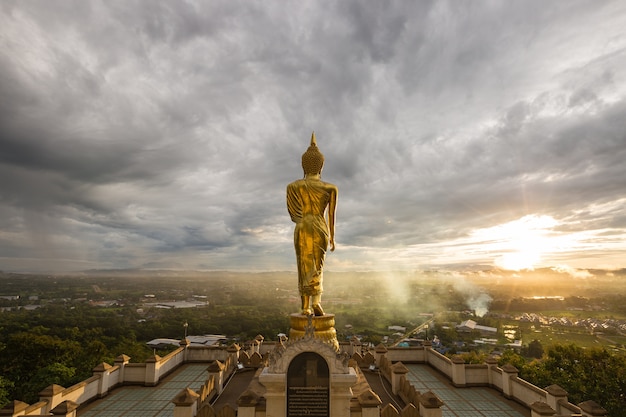 Buddha steht oben auf der Stadt.