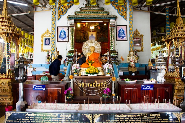 Buddha und buddhistischer Heiliger, heiliger Arhat oder buddhistischer edler Mönch Arahant-Statue des Tempels Wat Kui Buri für Thailänder besuchen Respekt und beten am 11. Oktober 2023 in Prachuap Khiri Khan, Thailand, um Segen