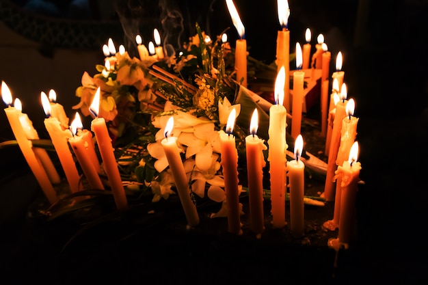 Buddhist zünden Sie die Kerze an einem religiösen Tag an