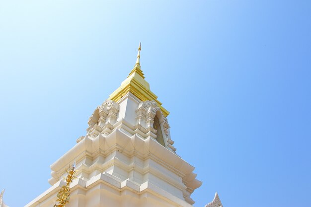 Buddhistische Architektur auf einem blauen Himmel